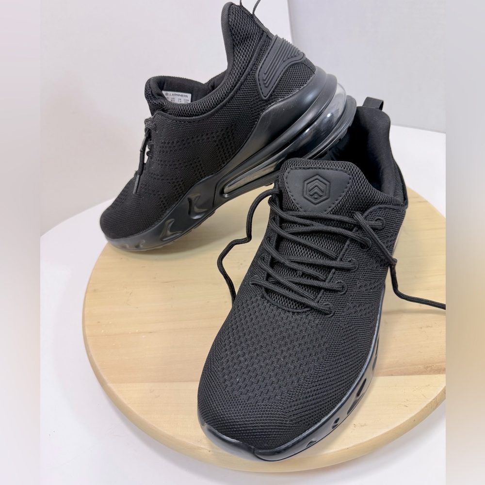 Larnmern mens work and restaurant shoe. Slip proof and supportive. Unworn. 8.5
